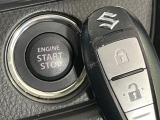 【キーレススタートシステム】カバンやポケットに入れたままでもドアの施錠・解錠が可能なスマートキーを装備。エンジンのオン・オフ時もカギを取り出す必要が無いからとっても便利です♪
