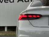 ブレーキランプ・テールランプにもLEDを採用。素早く点灯し、視認性も高いのでブレーキングなどの挙動も後方ドライバーにいち早く知らせます。さらに長寿命や省エネなど、数多くのメリットを兼ね備えています。