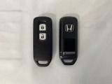 スマートキーを装備しています。鍵を差し込むことなくドアロックの開け閉めと、スタートボタン操作でのエンジンスタートができます。スペアキーも同じものを用意しております。