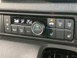 【オートエアコン】一度お好みの温度に設定すれば、車内の温度を検知し風量や温度を自動で調整。暑い…寒い…と何度もスイッチ操作をする必要はありません。快適な車内空間には必須の機能ですね♪