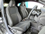 運転席シートです。フィット感が有り座り心地の良いシートです。