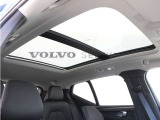 屋根一面まるごととも言える特大サイズのチルトアップ機構付電動パノラマ・ガラス・サンルーフ。晴天時はもちろん、雨天・曇天時にもブラインドを開けることで常に開放的な車内空間を実現させてくれます。