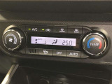 オートエアコンです。運転席から操作しやすいよう、使用頻度の高いスイッチを運転席側にレイアウトしています。
