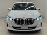 【キドニーグリル】BMWは約90年もの間、ほぼ全ての車両にひと目でBMWだと分かるこの特徴的なフロントグリルが備えられ、デザイン・アイコンとして親しまれてきました。