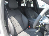 運転席も広々としております。前方から視線を逸らすことの少ない様、デザインやスイッチ自体の簡素化により安全性を担保いたします。