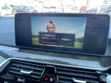 マットブラックにホワイトのLIBERALAのロゴの建物と看板が目印です。
