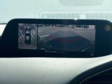 360°ビューモニターでは、両サイドとフロント、バックカメラの合成で、あたかも上空から見下ろした様に周囲を確認して頂けます。駐車場だけでなく、T字路等でも活躍のアイテムです!