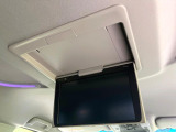 【12.8型フリップダウン】大画面モニターで後席でもエンタメをお楽しみいただけます。家族や友人とお出かけする機会が多い方に大人気です♪