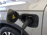 専用コードを接続するだけで簡単に充電が行えます。プラグインハイブリッドモデルRecharge PHEV T5は、走行中の充電のほか自宅などに設置された充電機器からの充電が可能です。