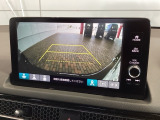 リバースギアに入れるだけで後方の表示へ切り替わります。夜間や雨の日の駐車も楽になりますよ。