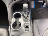 運転席周辺のスマートなレイアウトが、操作のしやすさを実現。快適なドライブをサポートします。手元で操作ができる、電子制御パーキングブレーキ。