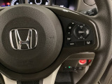 ハンドルにHondaセンシング系のクルーズコントロールやレーンキープアシストなどのスイッチが装備されています。ハンドルから手を離さず安全に操作できます。
