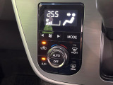 【オートエアコン】一度お好みの温度に設定すれば、車内の温度を検知し風量や温度を自動で調整。暑い…寒い…と何度もスイッチ操作をする必要はありません。快適な車内空間には必須の機能ですね♪