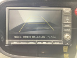 バックでの車庫入れも安心です! リアカメラが付いているバックモニター付のナビを装備しております。操作線もついており距離感も画面から確認できます。