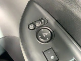 狭い駐車場で便利な電動格納ドアミラーが付いています。