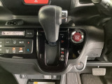 CVT車のセレクトレバーです。低速から高速まで、変速ショックのないスムーズな走りを実現するとともに、エンジン効率のよい領域を維持することで燃費にも貢献します。