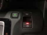 セレクトレバーの右に電子制御パーキングブレーキがあります。スイッチひとつで、停車した地点の傾斜などをシステムが検知・判断してブレーキ力を自動的に最適制御し、しっかり停車できるパーキングシステムです。