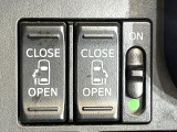 【両側パワースライドドア】スマートキーや運転席のスイッチで後席両側スライドドアの開閉が可能♪電動だから力を入れてドアを開ける必要が無く、小さなお子様でも簡単に開け閉めでき快適です♪