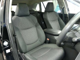 運転席側からの前席ビューです。内装色はブラック系ですので汚れも目立ちにくいです♪
