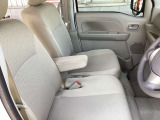 フロントシートにはセンターアームレスト付き、長時間の運転で疲れた腕を乗せてください。
