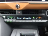 運転席・助手席・独立型オートエアコン。運転席とパートナー別々の温度設定ができ快適なドライブが楽しめます!高級グレードの証ですね!
