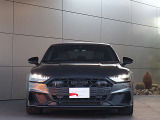 ●一目でAudiとわかる特徴的なシングルフレームグリル・LEDランプ。精悍なフロントマスクからAudiのスマートで上品なブランドを連想させてくれます。女性にも大変ご好評頂いております。