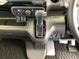 足元スッキリ、インパネシフトです。パーキングブレーキはフットブレーキタイプなので、運転席と助手席の間がスッキリしています。