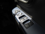 パワーウィンドウのスイッチですよ。 運転席に居ながら窓を開け閉めのコントロールできますよ。