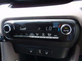 オートエアコンで車内快適♪ご希望の温度に設定すれば風向きや風量を自動で調整してくれますよ!