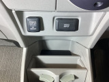 アクセサリーソケットはUSBのアダプターなどをつければ、スマホの充電にも使えます。周辺には物が置けるボックスがついています。