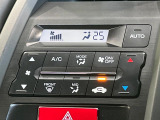 【オートエアコン】一度お好みの温度に設定すれば、車内の温度を検知し風量や温度を自動で調整。暑い…寒い…と何度もスイッチ操作をする必要はありません。快適な車内空間には必須の機能ですね♪