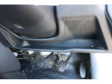 運転席側インパネロアポケットに小物入れ