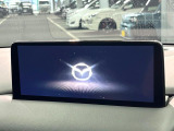 【10.25インチマツダコネクト】車内の雰囲気にマッチした大型ディスプレイ。スマホ接続でのナビ使用やBluetooth再生等、様々な機能が楽しめます。直感的なダイヤル操作が可能で、使い勝手も良好です。