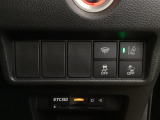 Hondaセンシング用の、VSA(ABS+TCS+横滑り抑制)解除とレーンキープアシストシステムのメインスイッチなどはハンドルの右側に装備しています。