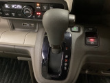 CVT車のセレクトレバーです。低速から高速まで、変速ショックのないスムーズな走りを実現するとともに、エンジン効率のよい領域を維持することで燃費にも貢献します。