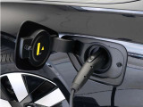 専用コードを接続するだけで簡単に充電が行えます。プラグインハイブリッドモデルT6 AWD PHEVは、走行中の充電のほか、自宅などに設置された充電機器からの充電が可能です。