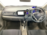 車内のインパネ周りはスタイリッシュなデザインです。グローブボックスやカップホルダーのほかにトレーなどたくさんの収納スペースが付いています。