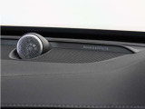 【Bowers&Wilkins】世界のオーディオファン垂涎のプレミアムサウンドシステムを搭載。コンサートホールのベストポジションに相当する音場空間を忠実に再現。乗る人すべてに驚きの音響体験を提供します