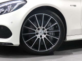 メルセデスのシート可動域は身長145cm〜220cm です。あらゆるユーザーに快適なポジションを設定できますね。