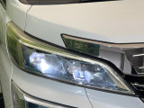 【LEDヘッドライト】悪天候や夜間走行時も良好な視界を確保し安心して運転できる高輝度LEDヘッドライトを装備!点灯速度が早く、消費電力も抑えられています。