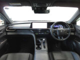 クラウン クロスオーバーの内装コンセプトは「全席特等席」です。運転席・助手席・後席のどこに座っても、快適な乗り心地を味わえるよう設計されています。