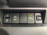 【アイドリングストップ】赤信号や渋滞で停車した際にエンジンを停止し、無駄な燃料の消費を抑えます。燃費向上や環境保護につなげる機能♪エンジンはブレーキを離せば再始動します。
