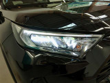 LEDヘッドライトです。LEDヘッドライトは電球が切れにくく長寿命で且つ省電力。夜間の運転がとてもラクになりますよ♪