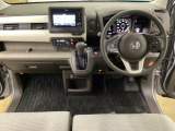 車内は光触媒抗菌消臭施工済です。インパネ周りはスタイリッシュなデザインで機能や装備も充実しています。グローブボックスやカップホルダーのほかにトレーなどたくさんの収納スペースが付いています。