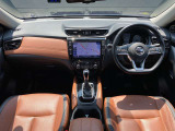 エクストレイルの運転席周りの画像です。内装は、ブラウン系になります。