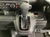 CVT車のセレクトレバーです。低速から高速まで、変速ショックのないスムーズな走りと、エンジン効率のよい領域を維持して燃費にも貢献します。サイドブレーキはスイッチ操作の電子制御パーキングブレーキです。