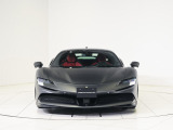 本車両は特注マットカラー「Gligio Silverstone Matto」に、ルーフや一部をブラックで仕上げたツートンボディ(Nero DS)を採用。