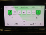 ゾーンエアコンで、操作はタッチパネルに搭載されています。温度設定はタッチ式で0.5度刻みに、指をスライドさせると大幅に変更できます。Smart Climateからは急速な足元の暖冷房も設定可能です。
