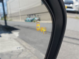{ブラインドスポットモニター}隣の車線を走る車両をレーダーで検知し、ドアミラーに搭載されたLEDインジケーターが点灯し注意を喚起してくれます。