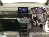 車内は光触媒抗菌消臭施工済です。スタイリッシュなデザインでスポーティなインパネ周りを演出します。グローブボックスやカップホルダーのほかにトレーなどたくさんの収納スペースが付いています。